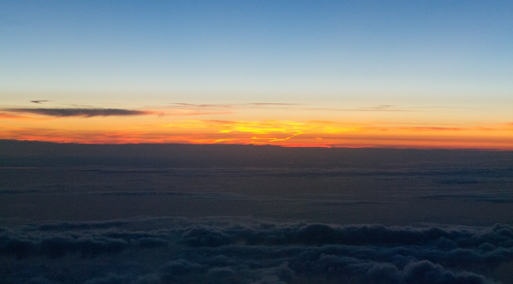 Puesta de sol desde el vuelo KL1706 de KLM con destino a mi escala en Amsterdam. / Sunset from KL1706 KLM flight with destination to a layover in Amsterdam.