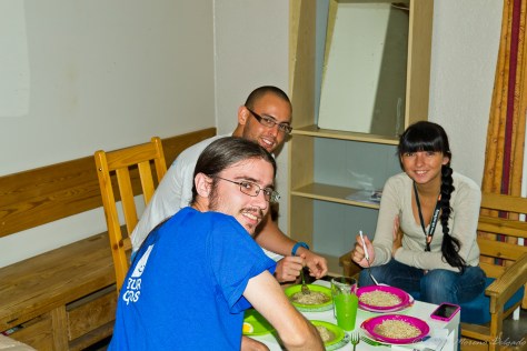 Disfrutando de la primera cena en Bergen con buena compañía. / Enjoying my first dinner in Bergen with good company.