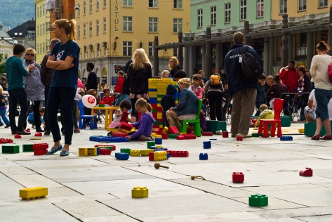 Niños jugando en una de las calles del centro de Bergen