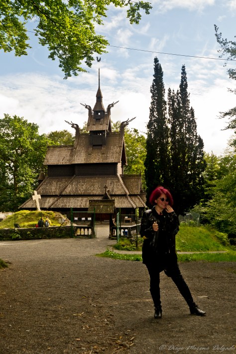 Claire con un mechero y la iglesia detrás.