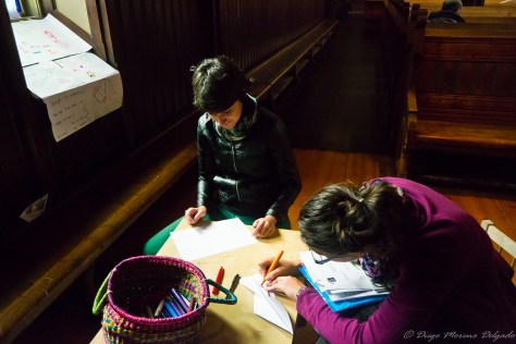 Marta y Natalia pintando dentro de la iglesia