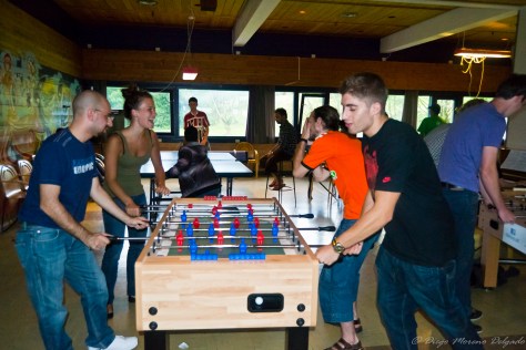 Primeras partidas al futbolín.