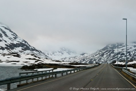 Carretera nevada volviendo de Stavanger a Bergen.