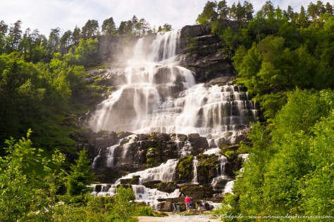 Espectacular catarata de Tvindefossen.