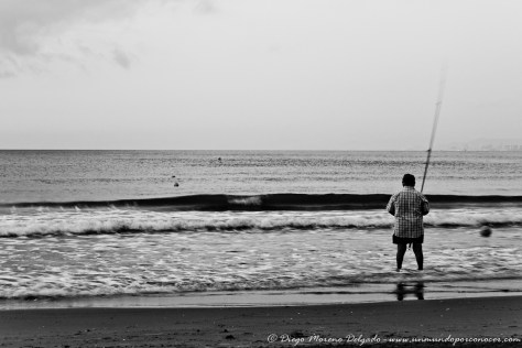 Pescador en la playa de Cullera al amanecer.