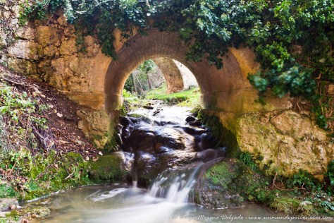 Pequeña cascada de agua en Tobera.
