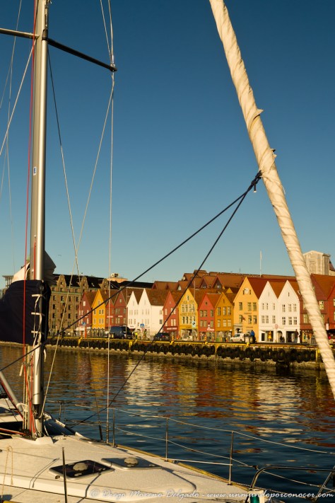 Velero y barrio de Bryggen en Bergen.