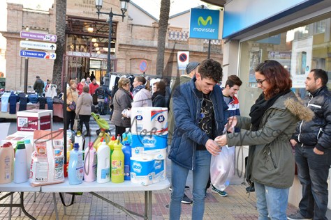 "Una persona haciendo entrega de varios productos - Diego Moreno Delgado"