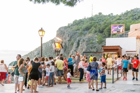"Visitantes del castillo durante el verano - Diego Moreno Delgado"