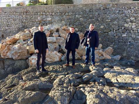 "Jordi Mayor, Juan Vicente Armengot y Salvador Tortajada en el lugar de la reparación - Salva Vives"